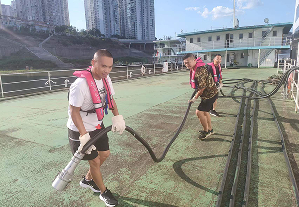 忠縣分公司游輪岸電搭接、船舶生活污水排岸創(chuàng)歷史新高2.jpg